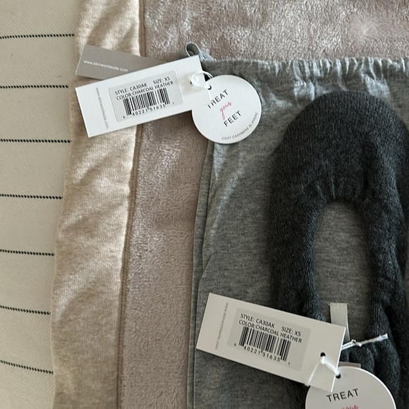 Skin Worldwide 100% Cashmere Slippers with Suede Sole - Picture 3 of 5